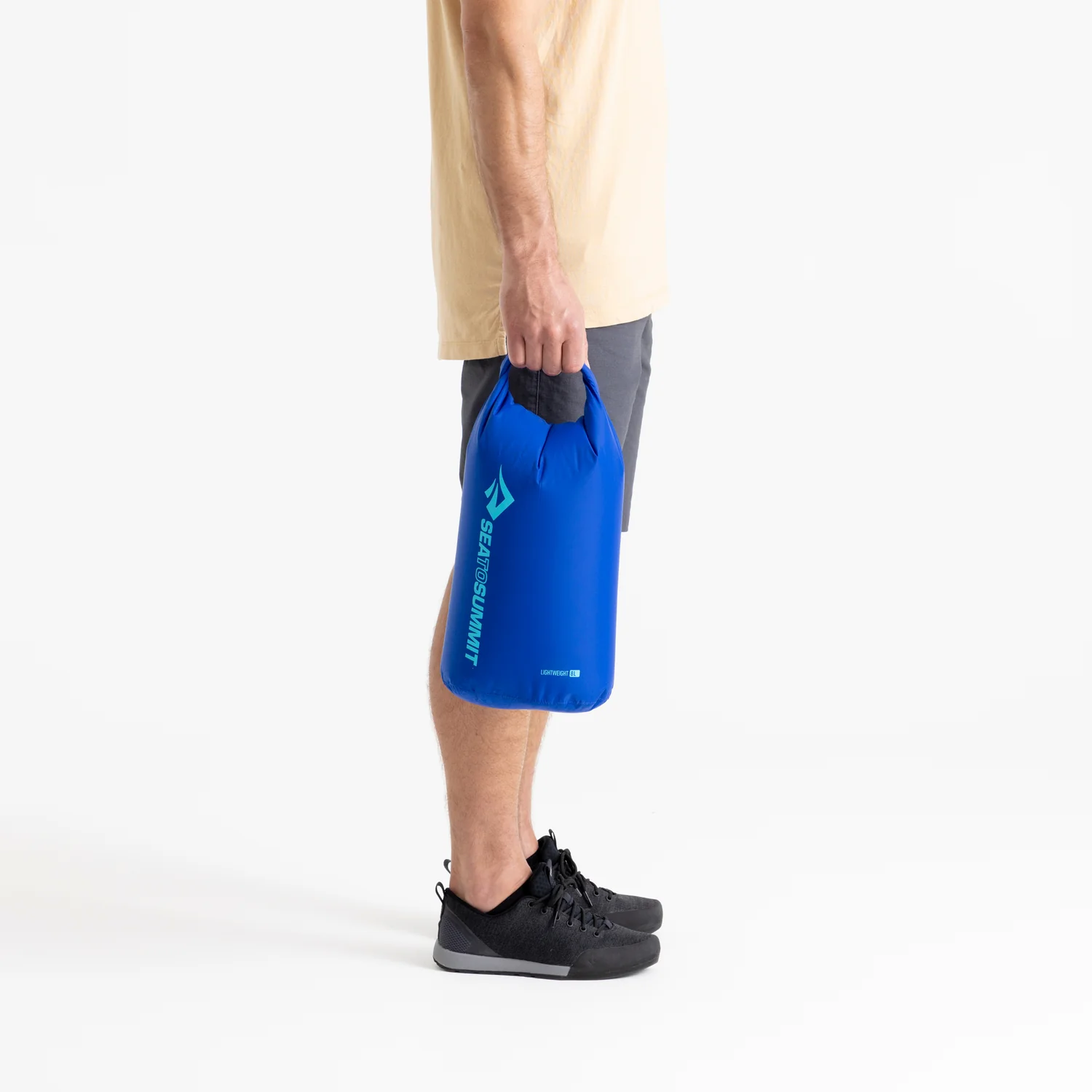 02_LightweightDryBag8LSurftheWebCarry.webp