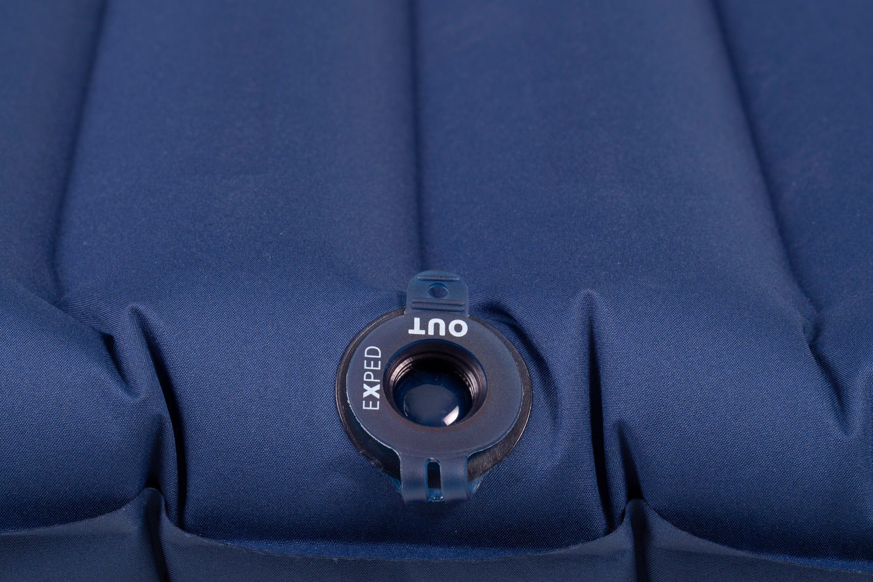 Detail_Versa_navy_valve_closed