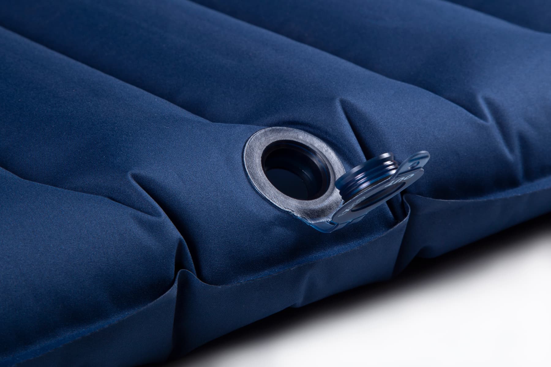 Detail_Versa_navy_valve_open