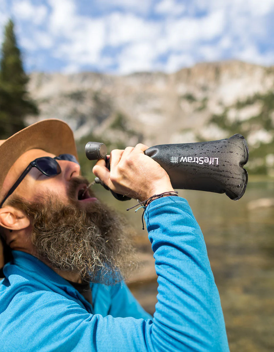 LifeStraw-Peak-1L_Anthracite-Gray_Lifestyle-Camping-Drinking_Adam-Barker_01_1000x