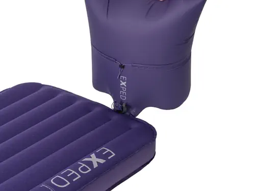 MegaMat-Ultra-Schnozzel-Pump-Bag-aubergine-in-use