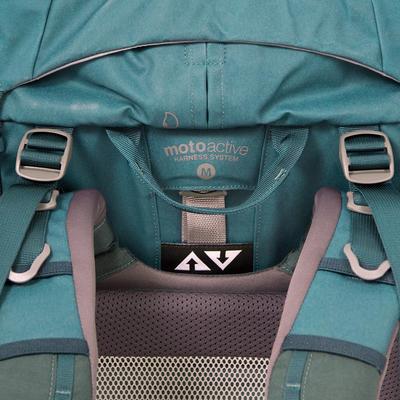 backcountry-myrtle-green-harness-adjustment-and-water-bladder-port_400x
