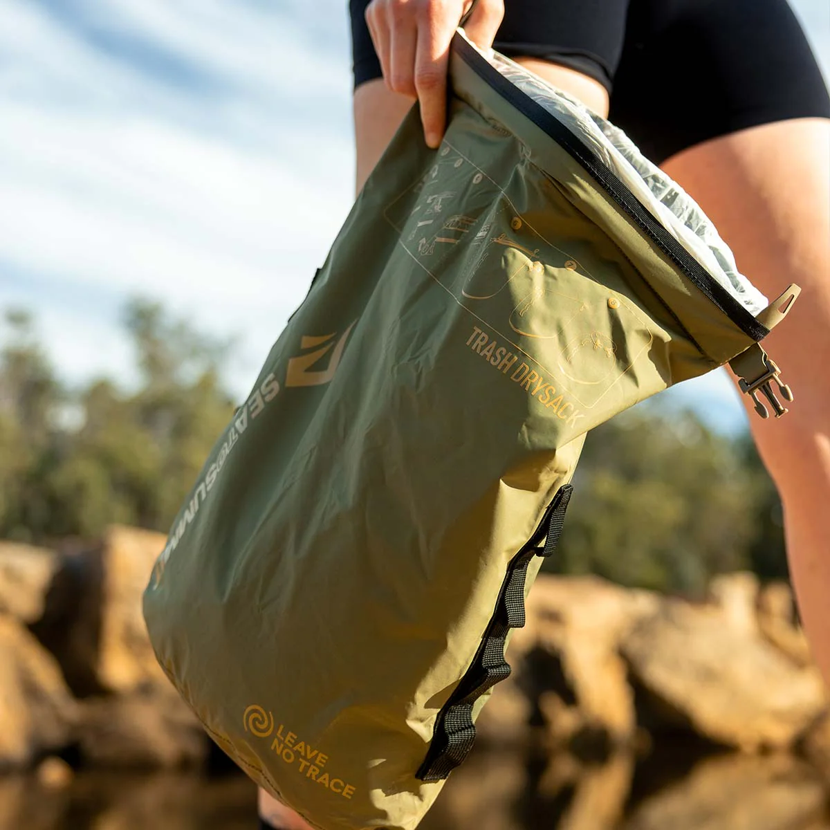 sea-to-summit-trash-dry-sack-additional-lifestyle_4040ba3b-3d4d-480a-9cca-8c036d49c345 (1)